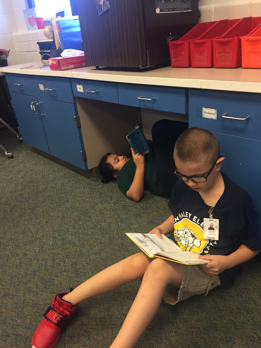emilyburchfiel's tweet image. When the classroom library is open for business!! #JHaleyB2S #soquiet #soexcited #JHaleyBulldogs #jhaleyreads #irvingB2S #irvingisd