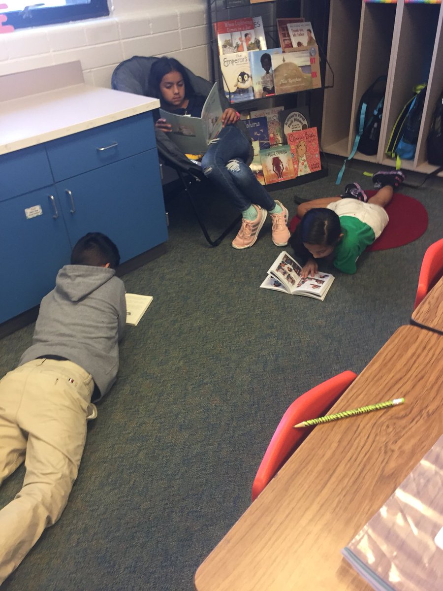 emilyburchfiel's tweet image. When the classroom library is open for business!! #JHaleyB2S #soquiet #soexcited #JHaleyBulldogs #jhaleyreads #irvingB2S #irvingisd