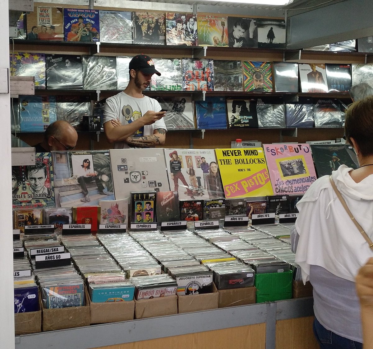 ConchiLillo's tweet photo. En la feria del disco de #santander  me he hecho con algo de rock nacional #RadioFutura y @LosRonaldos2018 incluido el 1er disco que publicaron (en vinilo) 🤘🏼🎸 https://t.co/jqyV5hBlY2