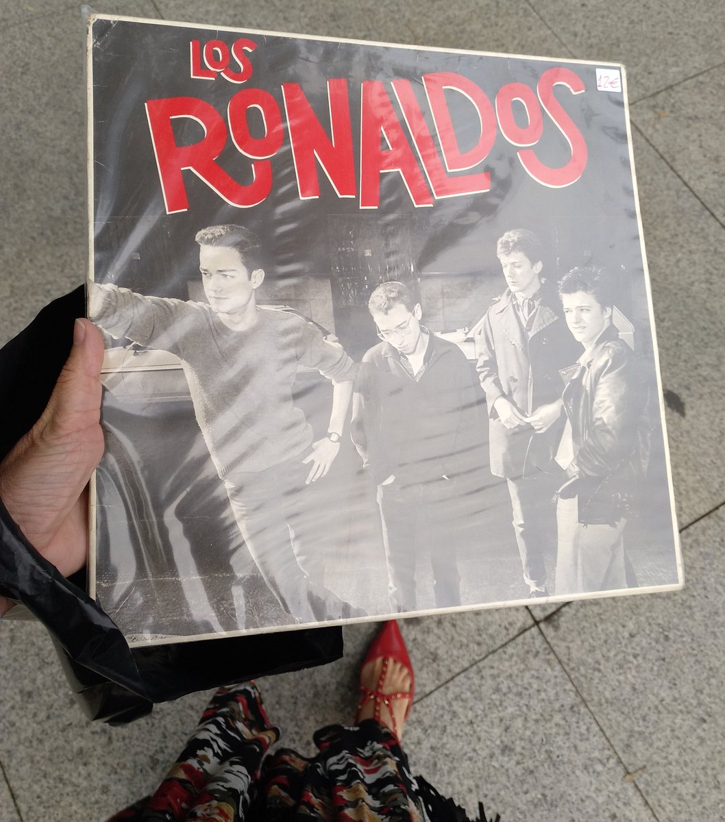 En la feria del disco de #santander  me he hecho con algo de rock nacional #RadioFutura y <a href="/LosRonaldos2018/">Los Ronaldos</a> incluido el 1er disco que publicaron (en vinilo) 🤘🏼🎸