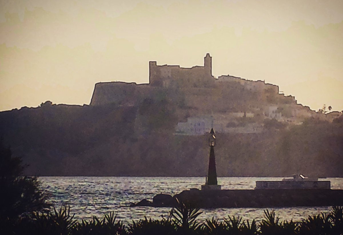ulivie's tweet photo. 😍😍 #Eivissa #DaltVila #Botafoch #RoquetaSaMeuaRoca #EivissaGuapa https://t.co/zGBoCWQUL4