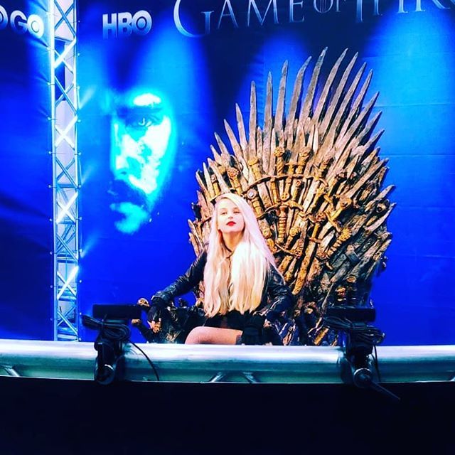 chattegeorgiana's tweet photo. I was born to rule... and I will!
#tbt @comiccon.romania
#throw #throwbackthursday #onedaylater #cosplay #cosplayer #cosplaygirl #eecc2018 #easteuropeancomiccon #blackcanary #blackcanarycosplay #dcu #dcuniverse #hbo #got #gameofthrones #ironthrone https://t.co/XDOUJXkpDk https://t.co/RUBzNbpIOO