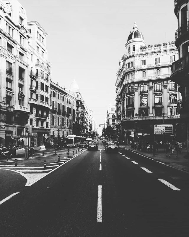 Killerdisain's tweet image. #barcelonamola #barcelona #vanishingpoint #street #vialayetana #totheend #huaweip10litephotography #huaweip10lite
