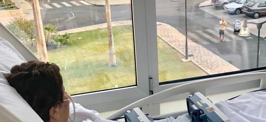 Jcarlosigeno's tweet photo. ¿Que hacer para que una abuelita ingresada en la UCI vea a su bisnieta de 8 meses?
¡Aprovechamos uno de nuestros #paseosquecuran Y fue algo... precioso. 😍🙌 (Amplía la foto)
En @SanJuandeDios_ #Córdoba con @HUMANIZALAUCI 
@cordobamedica @semicyuc @samiuc_uci @seeiucoficial https://t.co/HqbQS1XG81