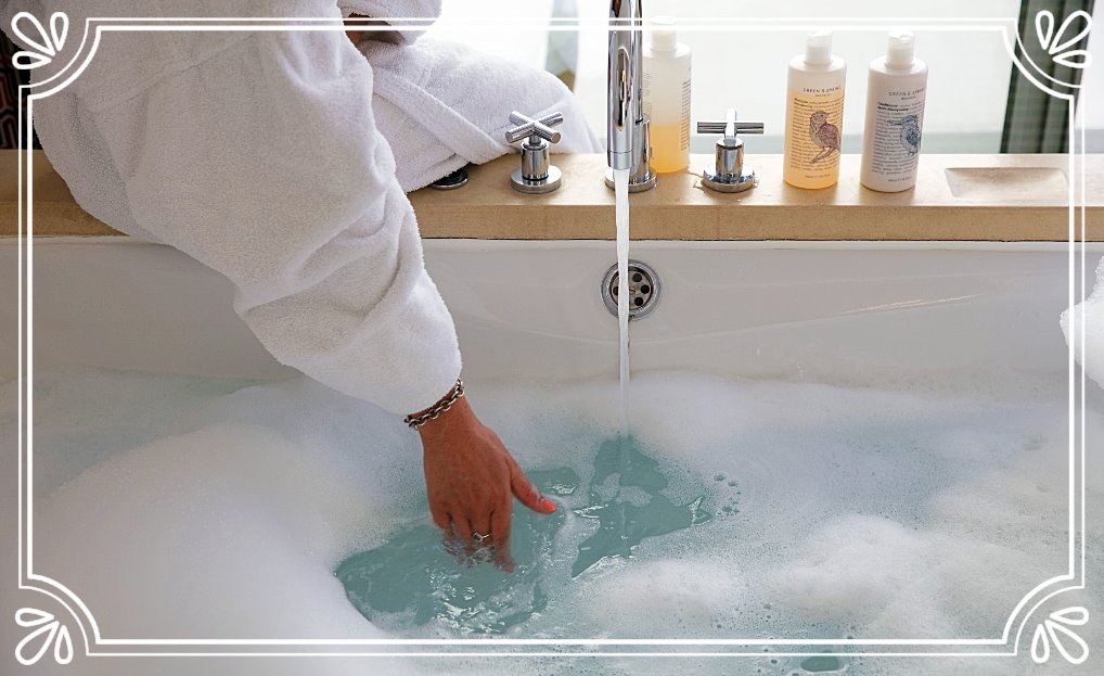 GreenandSpring's tweet image. #Bankholiday can only mean one thing; a good long soak in the tub 😍  With our signature range, 'Relaxing', enjoy the aromatics of lavender, rosemary and chamomile for some spa-time at home.
#greenandspring #organic #metime