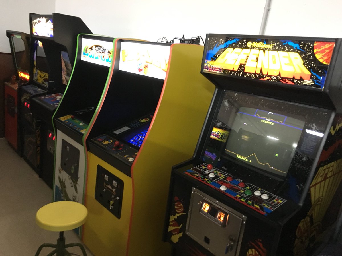 Arcade_Vintage's tweet photo. RoadTrip Arcadiano! Nuestro socio @Heliofonte aka ‘El Primo’ en Segovia con nuestros Socios de Honor Ricky y Javi de @ArcadeSegovia! Muy grandes! 👏🏻👏🏻👏🏻👌🏻👌🏻👌🏻 https://t.co/yHtMPbgE6b