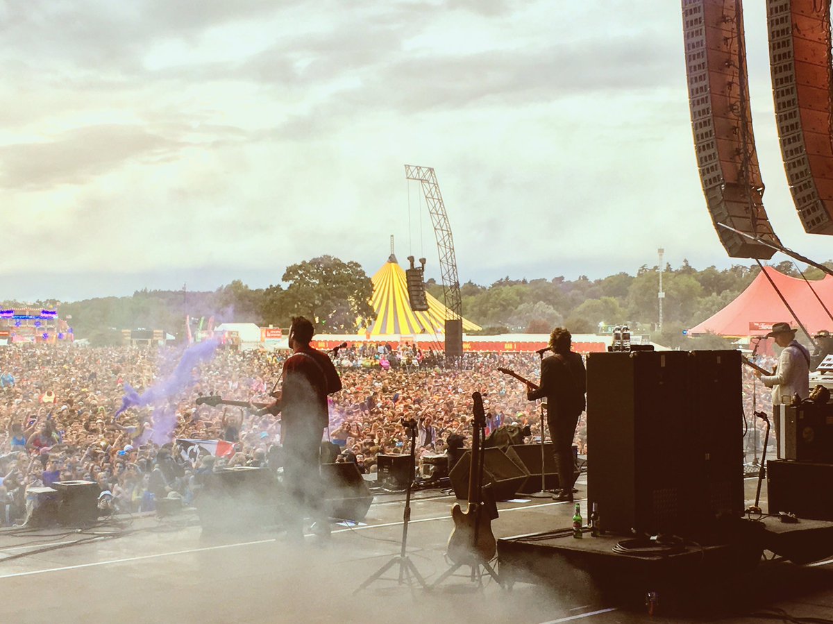 Reading, you beautiful creatures. We loved every second of that. Thank you! 🎈 #RandL18  @officialrandl