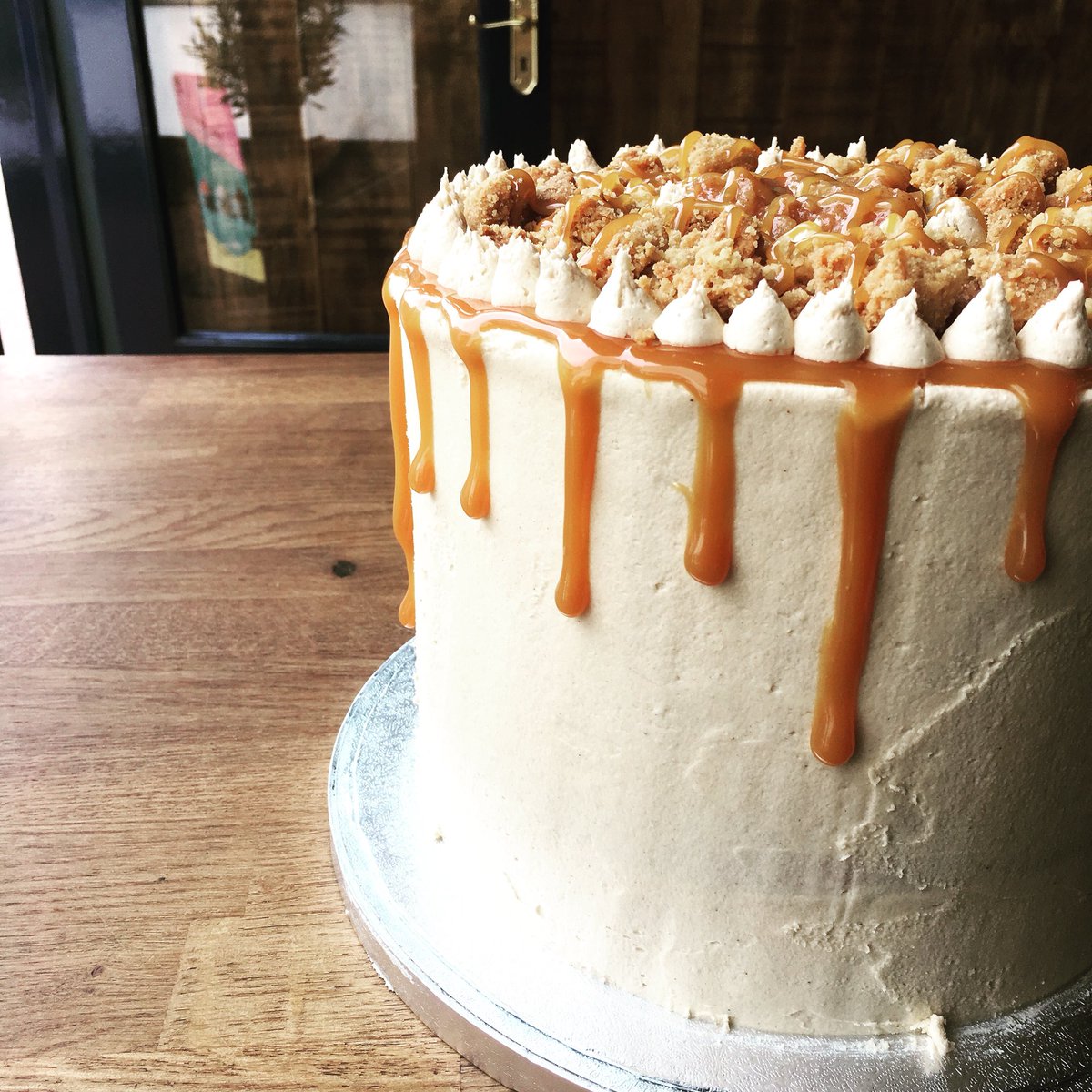 Toffee Apple Crumble Cake 🍏 🤤 #thelanebakery #cake #dealkent #toffeeapple #crumble