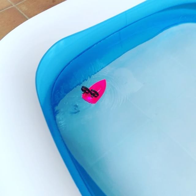 deDronesFPV's tweet photo. 1000 ❤️ y tendremos carrera en piscina grande y multiples barquitos hechos con E010 😛 #deBarcos #yPu**** #e010 #deDrones #daleLike #rcboat #barco #deRadiocontrol #barcos @karimu.san https://t.co/k0mQ29zbn5 https://t.co/mnVFTvH4Ju