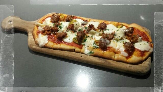 ChefIanHutchins's tweet photo. Come join us for game 1 of the Blue Jays vs. Phillies at 7:07pm!
Spicy Sausage Flat Bread...
House made Chorizo | Tomato Sauce | Jalapeño | Bocconcini | Grana Padano
#RogersCentre #GameDay
#YouGotToTryThis
#SportsnetGrill🍻 https://t.co/0twXNp9hIk