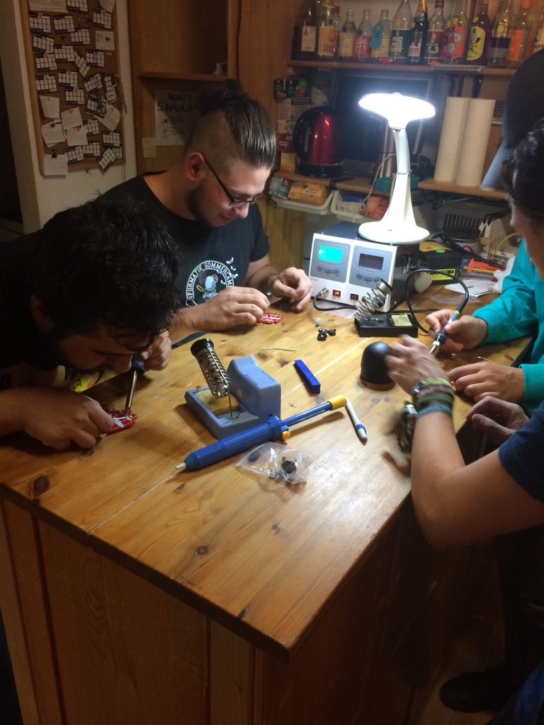 scinformatik's tweet image. Löten an der Bar für den doppelten Wortwitz. /w @MakeMagazinDE im @HackspaceJena