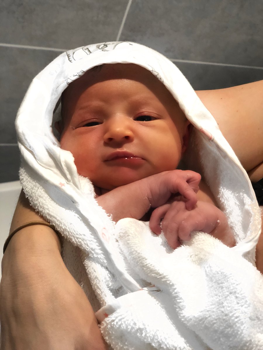 stuartgrantuk's tweet image. The force is strong in this one #newdad #babygirl #firstbath