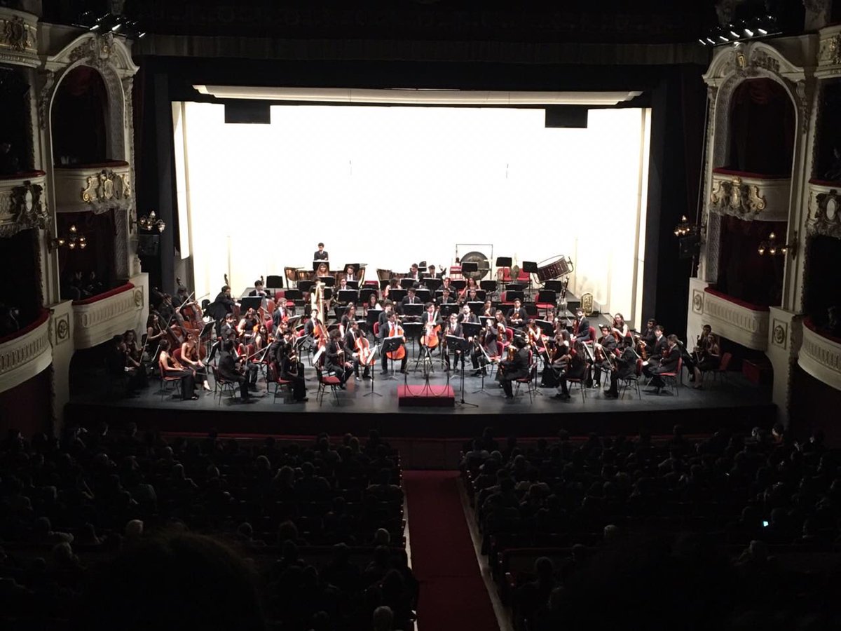 virginiaarayam's tweet image. espectacular el concierto de esta noche en el @MunicipaldeStgo cón la gran #OSNJ @FOJIChile interpretando a Beethoven (Egmont) y Mahler (Titán) pura energía en la batuta @PBortolameolli  👏🏼👏🏼👏🏼@AleKaBe @claudiarh felicitaciones a todos!