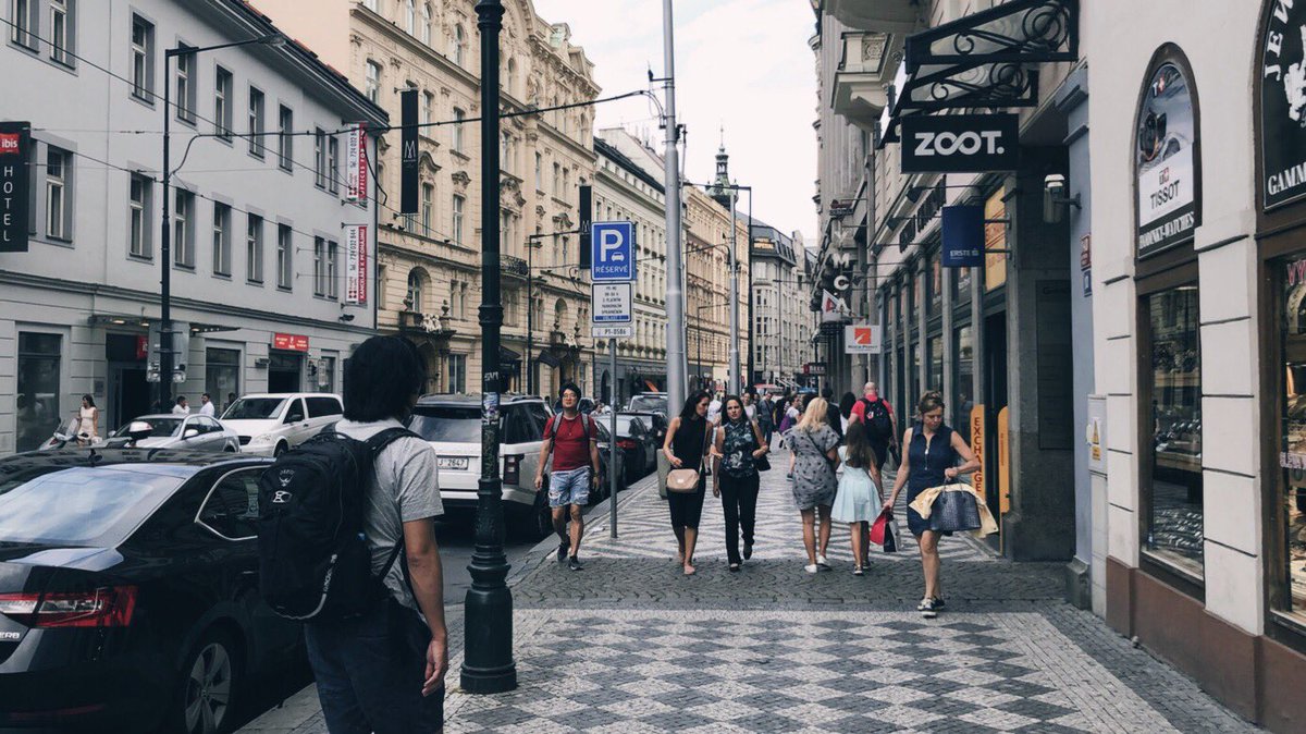 نهى بنت خالد الهزاع On Twitter براغ جميلة يا جماعة جمال شديد الرق ة هادئا كإبتسامة تضيع في المطر كغيبوبة لذ ة بعد التحق ق بيوت قديمة عتيقة الطراز خليط من الأزق ة والأفنية الواسعة والمداخل