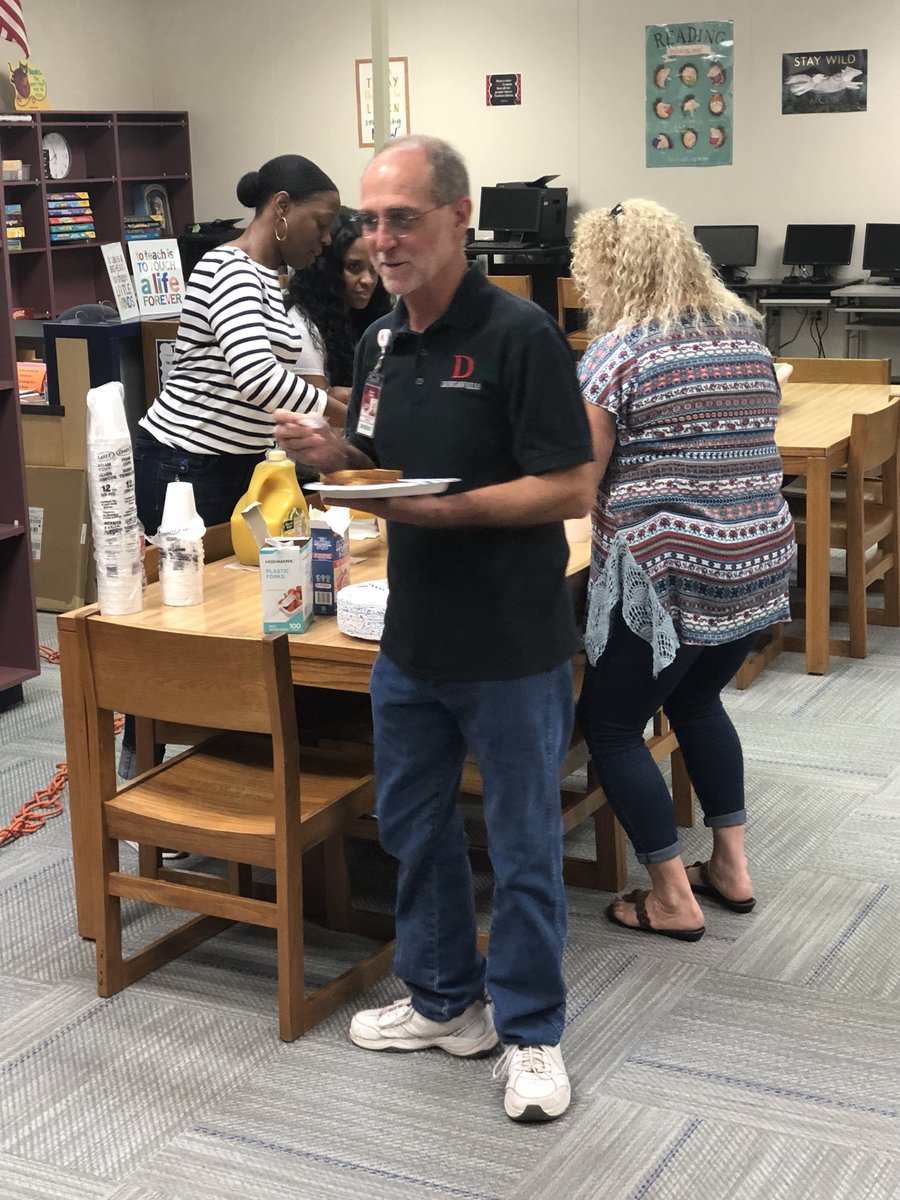 BrandenburgFAA's tweet photo. After a late night for Meet the Teacher, the administrators surprised the staff with breakfast. #welovetoeat #fullandready https://t.co/jpl3whuDkY
