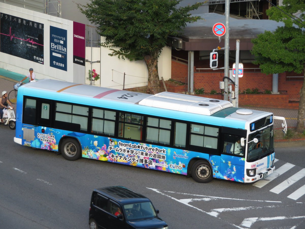 24c みずたに 水谷青葉 片江1024 チームラボ 西新交差点左折 青のグラデーションが美しいチームラボラッピング チームラボの福大線運用はこの日 昨日 が初めてらしい 片江の車両で西新交差点を曲がる路線は54 1と94番だけだから 珍しい光景なのかも