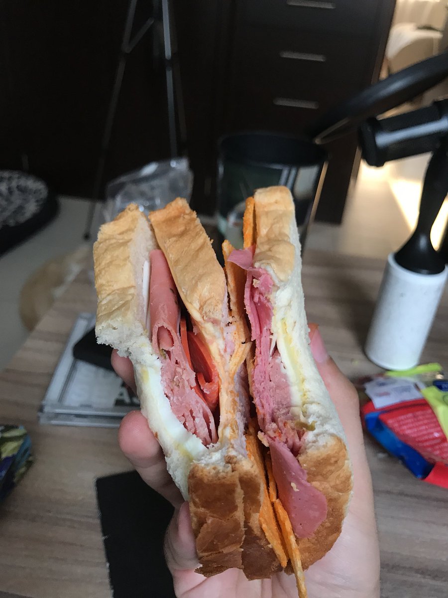 TakerMetal's tweet photo. De los creadores de “La maruchan con doro negro” llega.... El sándwich con ruffles de queso https://t.co/aOQXJZwMT5