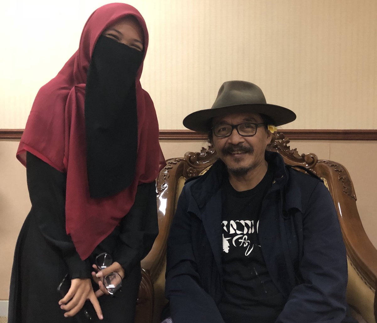 Aku suka Oca ini. Yg ngurus konsumsiku selama ngisi musik di acara PMII Ciputat semalam. Kerjanya ketawaaa melulu. Aku sindir2 krn pesen rawon jam 7an keluarnya baru jam 10an, eh, malah ketawaaaaa.. aku gak bisa lihat mulutnya tapi matanya tampak ketawa pol.. #TuhanMahaAsyik