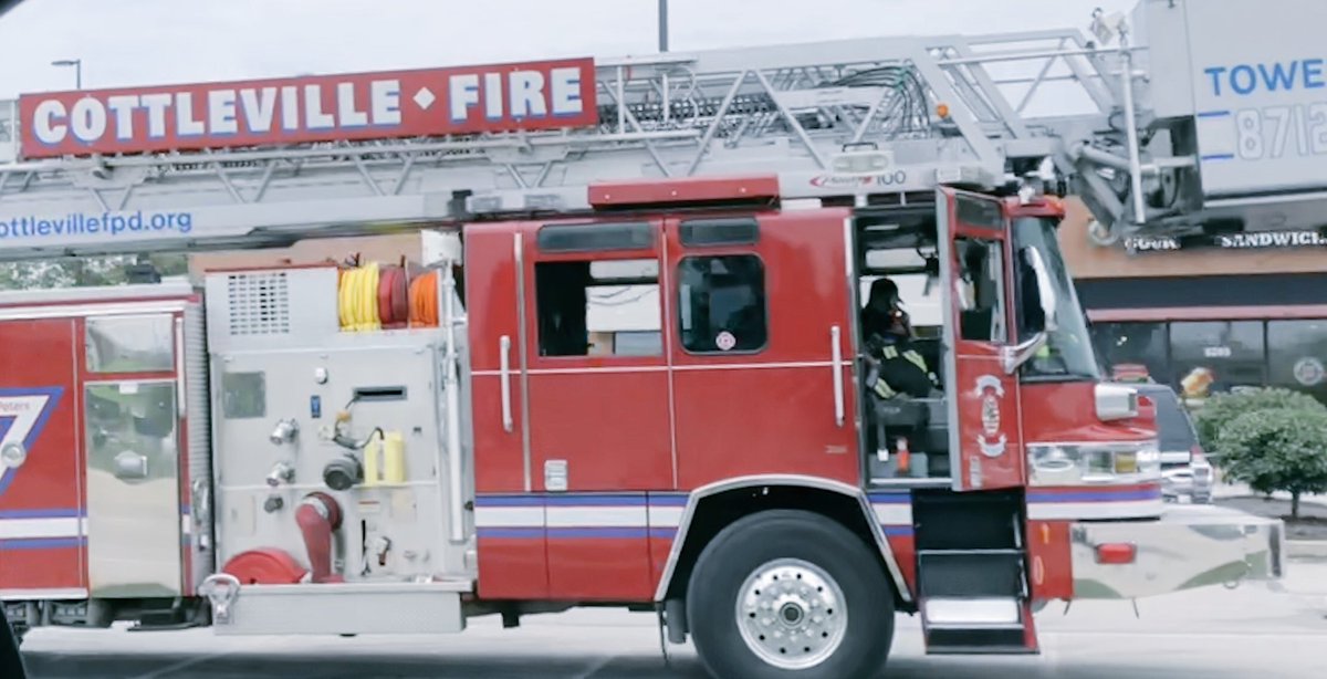 mvitty01's tweet photo. Saying thank you to our first responders at Mid Rivers ATT. Stop by from 12-4 on duty or off for a bite to eat or to take advantage of our first responder discounts! Thanks for organizing @tbrown267p @NickMueller54 https://t.co/lRnkkz3BiP