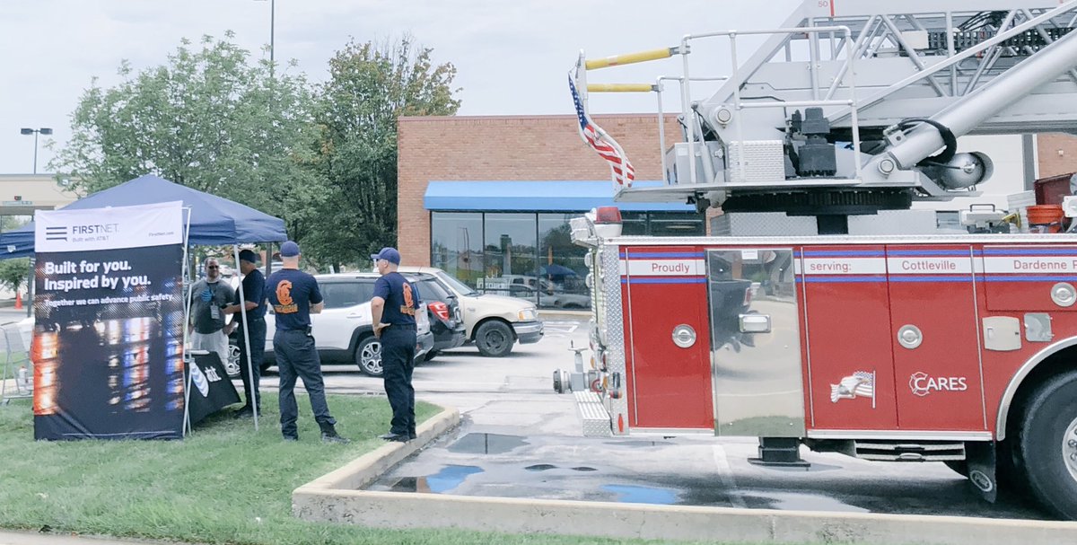 mvitty01's tweet photo. Saying thank you to our first responders at Mid Rivers ATT. Stop by from 12-4 on duty or off for a bite to eat or to take advantage of our first responder discounts! Thanks for organizing @tbrown267p @NickMueller54 https://t.co/lRnkkz3BiP
