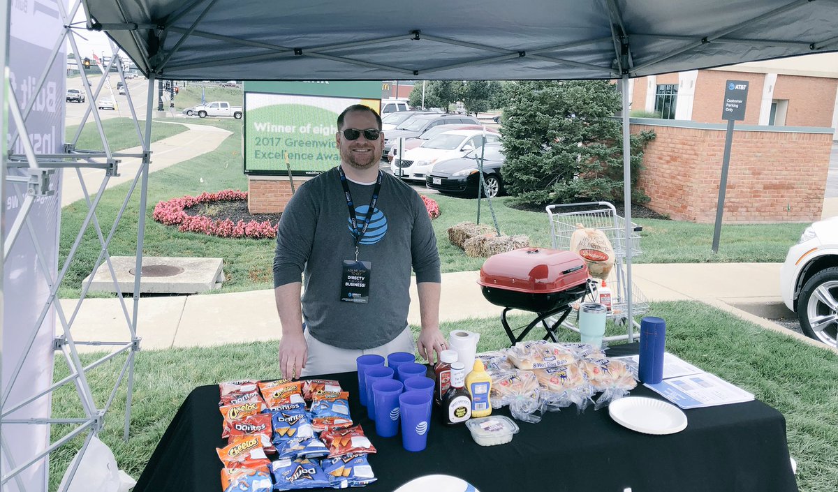 mvitty01's tweet photo. Saying thank you to our first responders at Mid Rivers ATT. Stop by from 12-4 on duty or off for a bite to eat or to take advantage of our first responder discounts! Thanks for organizing @tbrown267p @NickMueller54 https://t.co/lRnkkz3BiP