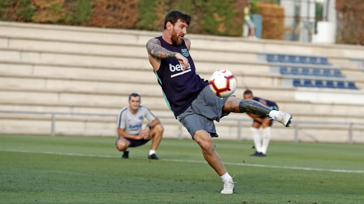 FCBarcelona's tweet photo. #FridayFeeling 🤙 https://t.co/Zv9RObdwpi