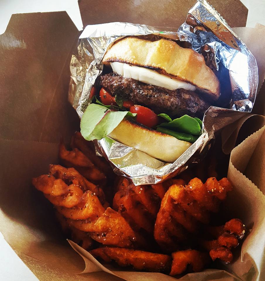 CommunityTap's tweet photo. Chuck Truck + Meat in the Middle Tonight at The Community Tap for dinner! because sometimes you just want some meat in your mouth... #burgers+more #tomorrowisvegan #diettomorrowlivetoday #Friyay #atthetap #communitytap #communitytrapped https://t.co/QHgbM2ePQW