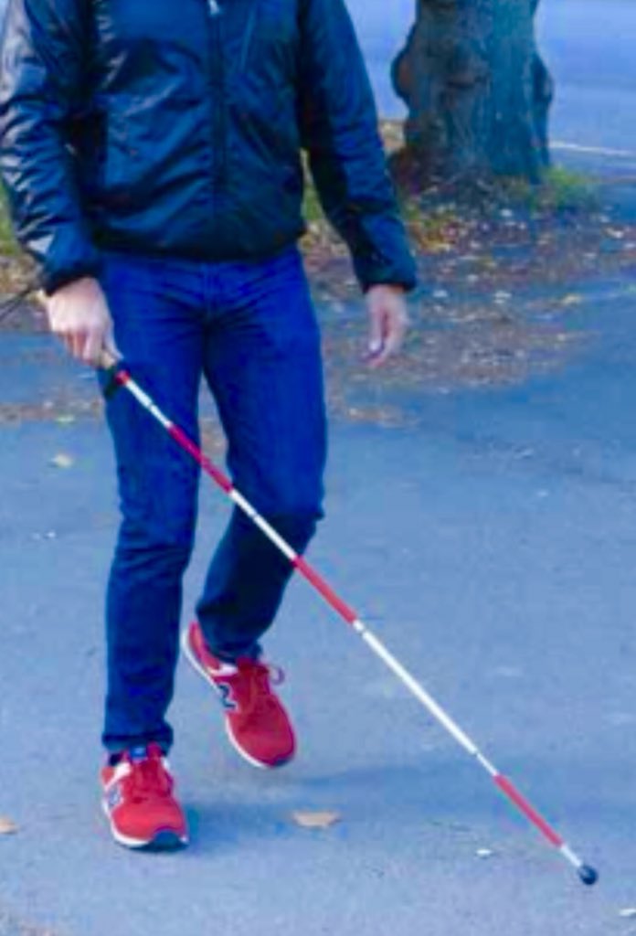 Kickih17's tweet photo. Snälla läs och retweeta! Viktig kunskap att sprida i samhället som tyvärr få känner till. 
Vit käpp med röda markeringar betyder kombinerad syn- och hörselnedsättning/dövblindhet! https://t.co/nrPadeoZBW