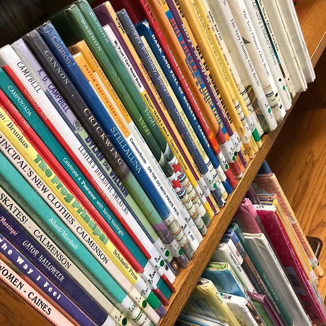 wwlibrarian's tweet photo. It’s amazing how quickly our 4th grade club can straighten up our shelves after a full Friday of 1st grade checkouts!  #dentonisd #wilsonmustangsread https://t.co/GGXXl2HEY4 https://t.co/MCq4SY3J8H