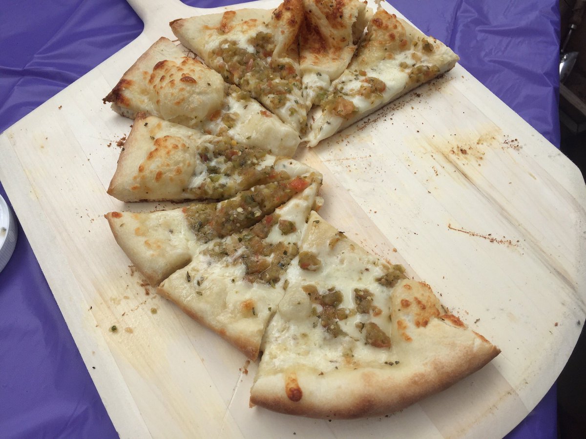 Bennyspizzapro's tweet image. Patio party with Salsa de Rosa. Fiesta on a crust ! #bennysdough #bbqpizza Mean Green Salsa with  Benny’s Pizza Dough.