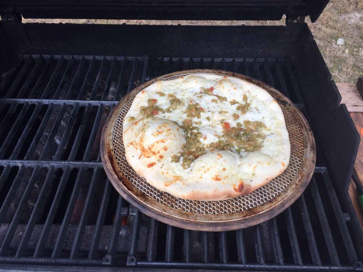 Bennyspizzapro's tweet image. Patio party with Salsa de Rosa. Fiesta on a crust ! #bennysdough #bbqpizza Mean Green Salsa with  Benny’s Pizza Dough.