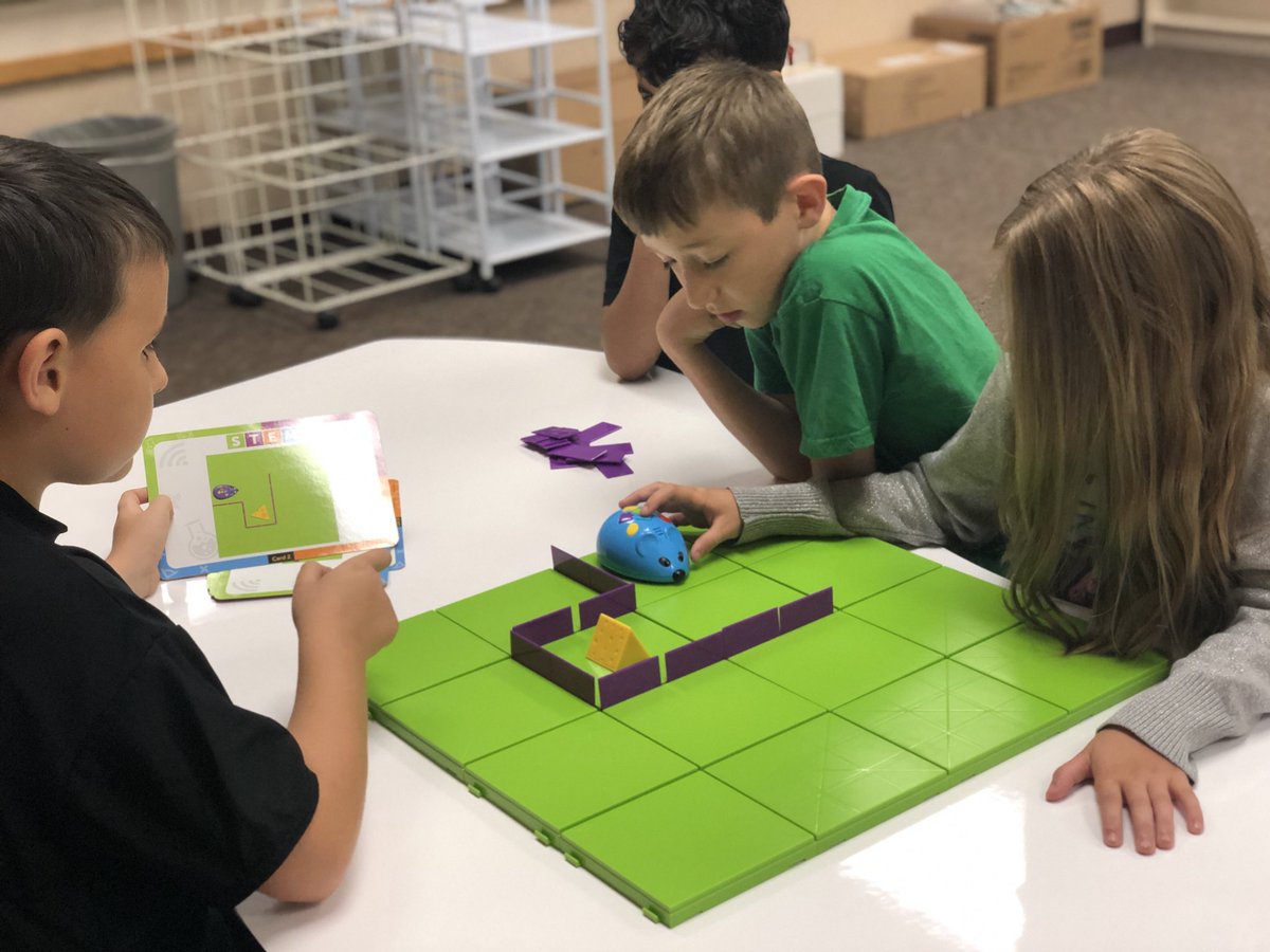 cthangvijit's tweet photo. Lots of collaborating and persistence today as students learned the basics of coding with Colby. #coding #stem @NorthSideElem https://t.co/kvrVKhIzfj