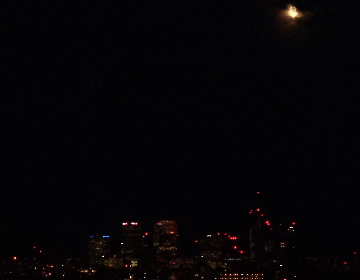 UnbesetztSynth's tweet photo. Taken @ 2147hrs #VictoriaPark #Mitternacht (quasi) #GeheimesLeben #Giftig #LowPitched @reedandcaroline @BecksNudds @drunkenpoet92 @TinSoldiere @VeryRecords :: Halo 🌓! https://t.co/B2gn9j1f0Z