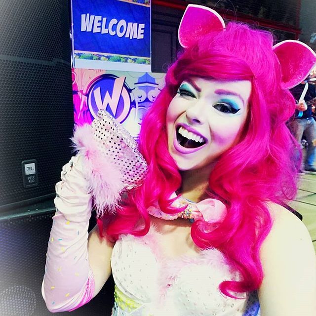 ShirleyBlazen's tweet photo. PARTY TIME WITH AI CIRCUS AT WIZARD WORLD! 🎉💙💛💖
So much love for the team of @aicircusarts sharing their magic at @wizardworld! Thanks for having me #AICIRCUS! https://t.co/Gsb6Jdpw2K https://t.co/fo8ajXWWlP