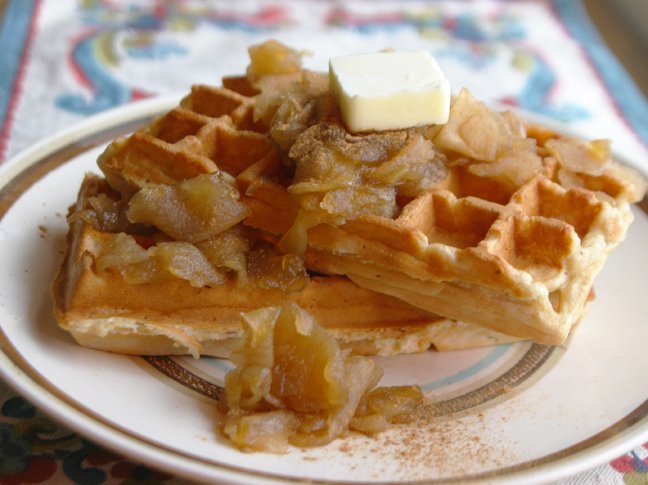 No need to wait for #NationalWaffleDay! 
Enjoy #homemade waffle #recipe year-round!
edinaeater.com/apple-topped-o…