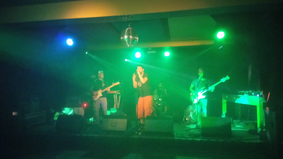 Carla_Jefferies's tweet photo. @HotKnifeClub playing at @lilyallen s dad's actual pub! Mazeballs https://t.co/UTr0iYzqhu