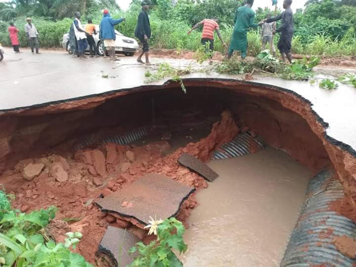 ElwahabAdam33_'s tweet photo. BIDA - MINNA Road Natural Disaster
The Commissioner For Works 9ja State Alh. Ibrahim Balarabe Kagara in company of snr official of d Ministry visited the scene this evening for an on d spot assessment of the damage and directed dat repairs shld be carried out in d next 24 hours. https://t.co/bxB9A0SErR
