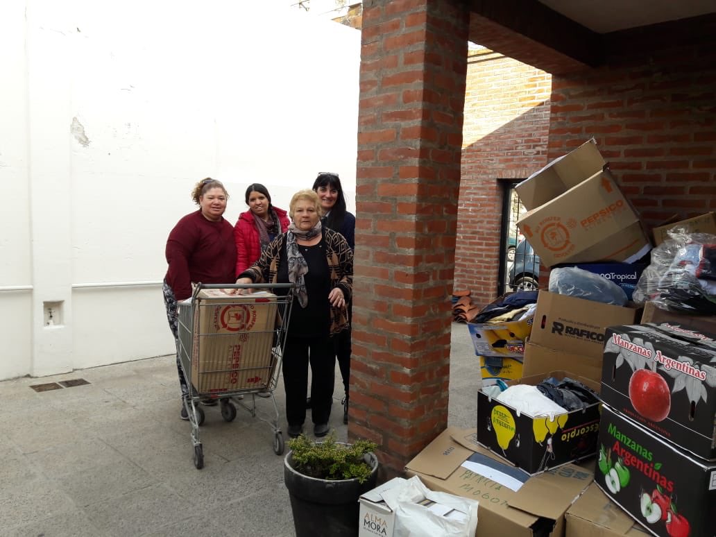 CEFILong's tweet photo. Programa LAZOS 🤝SOLIDARIOS con la campaña #SolidariDAR parte de las donaciones de ropa y calzados fueron entregadas a las responsables del Programa de Asistencia Integral de personas en situación de calle de @DesSocialMGP @MGPmardelplata
#participar #transformar 🙌🏻 https://t.co/yU5JZetPAA