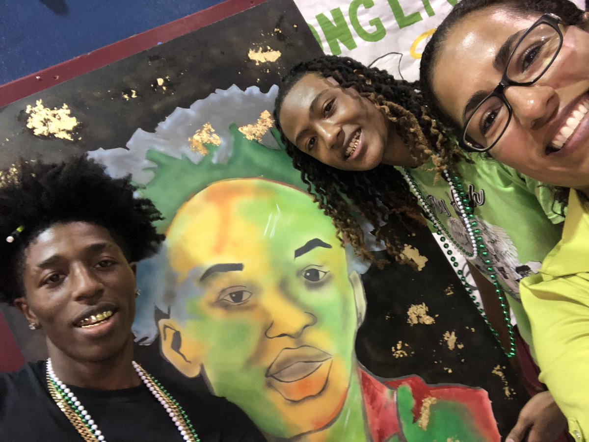kmar719's tweet photo. Long live Mendell!! 💚💙❤️#weloveandmissyou #patriottribute #YoungDreamChasers @msformoso @MiramarHighSGA https://t.co/TtFNRvqesp
