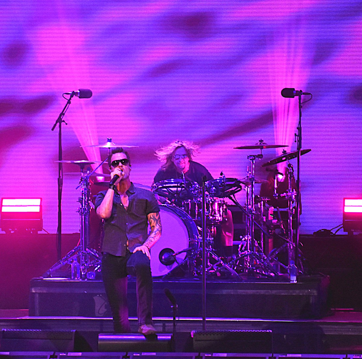 Sharonnnn4's tweet photo. Check out my article in @DCMusicReview on the #Bush #STP #TheCult #Rev3 show at @JiffyLubeLive https://t.co/ZJpj67YQgr  #concerts https://t.co/QRCV1pEIiM