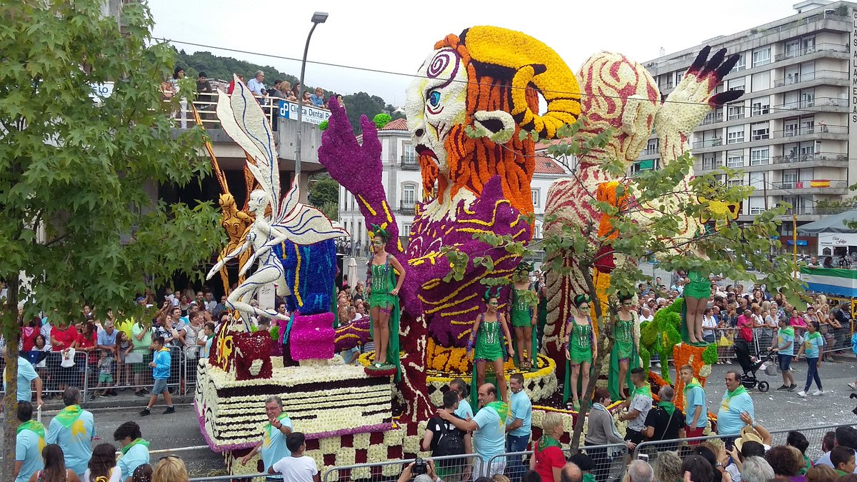 IVANLAREDO1973's tweet photo. Un año más la Batalla de Flores honrrada por sus carrocistas y Laredanos llenan de Flores y color las calles pejinas.... un día inolvidable @Postureo_CANT @latierruca @cant_infinita #laredo #laredo2018 #batalladeflores https://t.co/PtDbdZ5gJ8