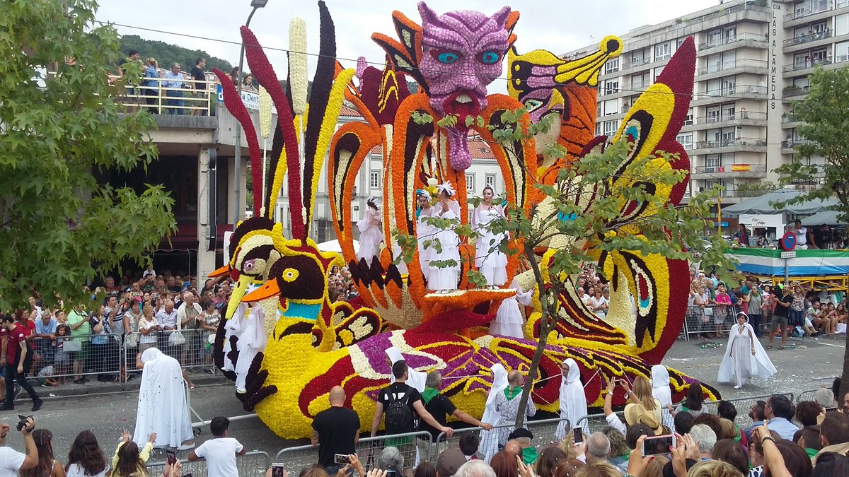 IVANLAREDO1973's tweet photo. Un año más la Batalla de Flores honrrada por sus carrocistas y Laredanos llenan de Flores y color las calles pejinas.... un día inolvidable @Postureo_CANT @latierruca @cant_infinita #laredo #laredo2018 #batalladeflores https://t.co/PtDbdZ5gJ8