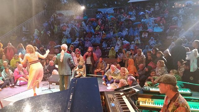 MarcvanHedel's tweet photo. Schuilen voor de regen op het podium bij @yentlendeboer, maar het mocht niet... Dan maar weer☔
Wat een  gaaf concert! https://t.co/qlbEOZEOTa https://t.co/y40Pt8pc4p