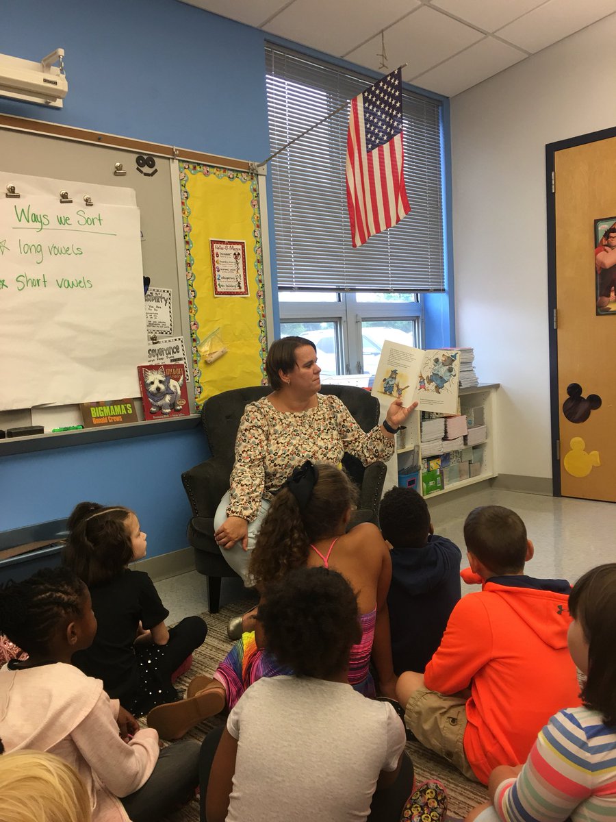 #classroombookaday had Ss thinking about their own listen ears as we read and laughed and made connections to Listen Buddy by Helen Lester.