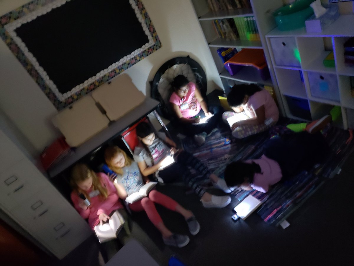SiglerStars5th's tweet photo. First flashlight Friday of the year in the books! We are readers! #SiglerNation https://t.co/tfi306G9gd