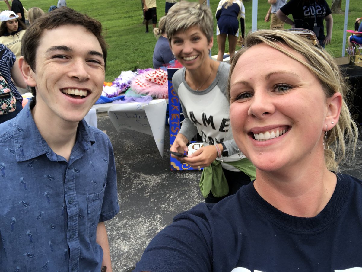 LindsayRicke's tweet photo. Y’all need some Twitter in you life. #TwitterPopular #LoveBLUELiveGOLD @RocketPrincipal https://t.co/71z9dqah4D