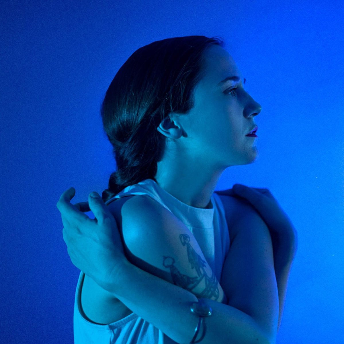 Arthur Moon's latest single "Standing Wave" is a refreshing take on electronic pop, intentional in its use of space and experimental sound: anonmagazine.com/arthur-moons-s…