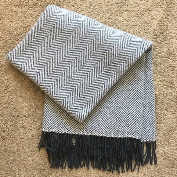 RowsOfThrows's tweet photo. So good I had to share! Check out all the items I'm loving on @Poshmarkapp #poshmark #fashion #style #shopmycloset #stewartofscotland #marcfisher #charterclub: https://t.co/vKKSUCl5kv https://t.co/0345r7h51o