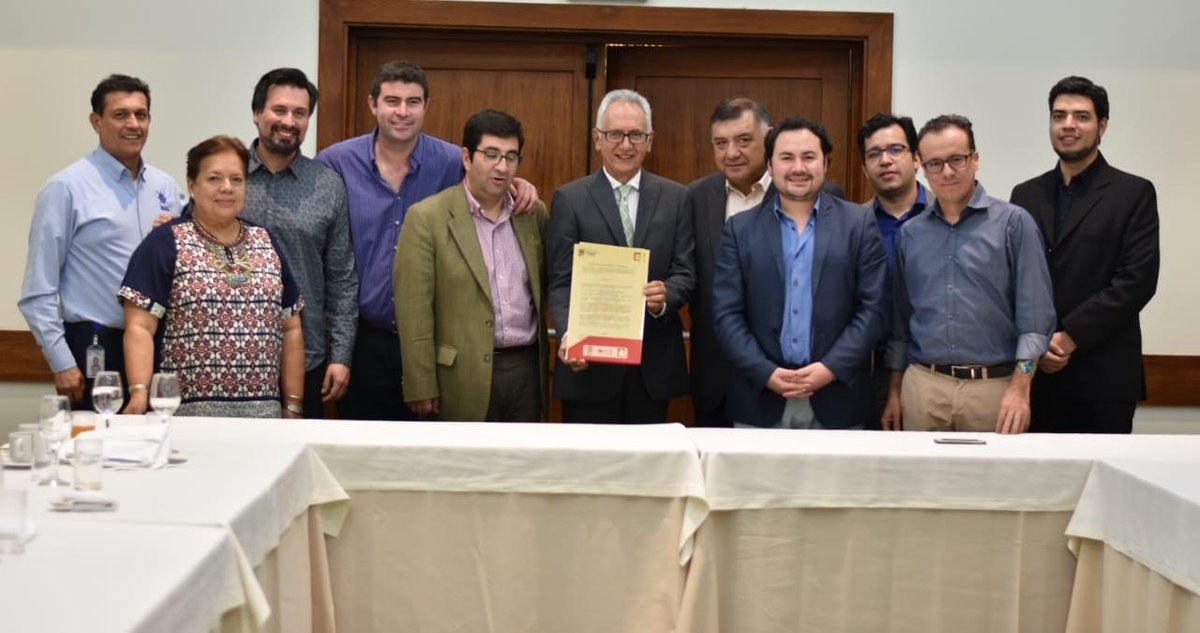 Alcaldiaibague's tweet photo. ✍️El alcalde @GA_Jaramillo firmó un acuerdo de cooperación con la Asociación de Municipalidades del Maule (Chile), la ONG Centro de Formación para la Paz (Colombia) y la ONG SURMAULE (Chile).

 👉 https://t.co/BeDA8qLpsL https://t.co/6n7A3cEXd2