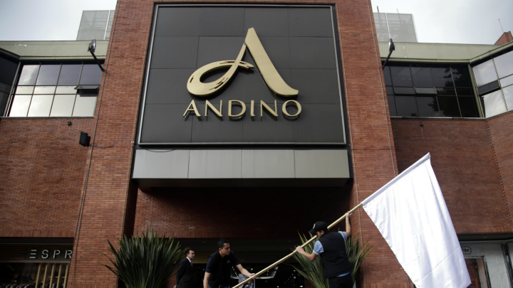 NTN24press's tweet photo. [#COLOMBIA] Juez dejó en libertad a 11 de los implicados en el atentado al centro comercial Andino de Bogotá en 2017 https://t.co/15HC7MkIFN https://t.co/KmPnrbkASA